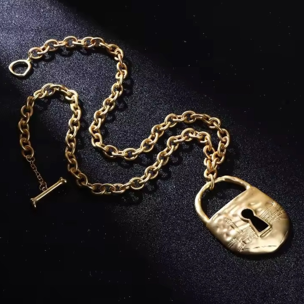 Fashion statement lock pendant necklace - Picture 10 of 17